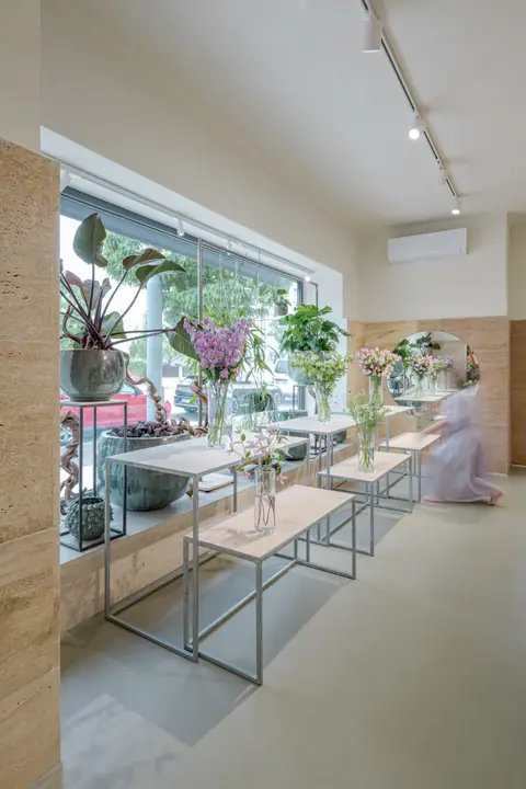 Prodejna Květiny Milt s ocelovými stolky u výlohy