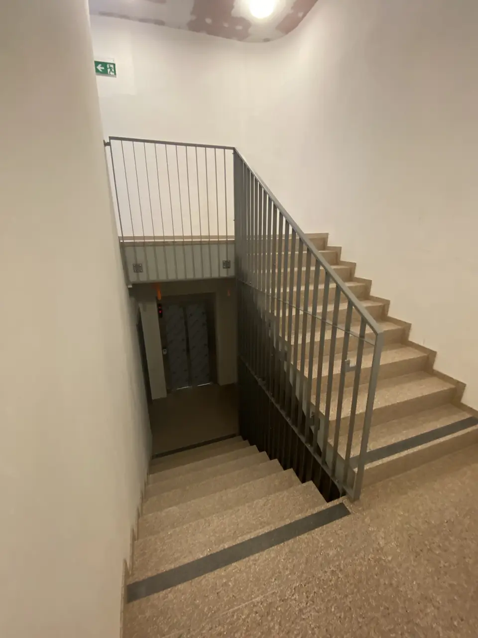 Ocelové zábradlí na schodišti bytového domu