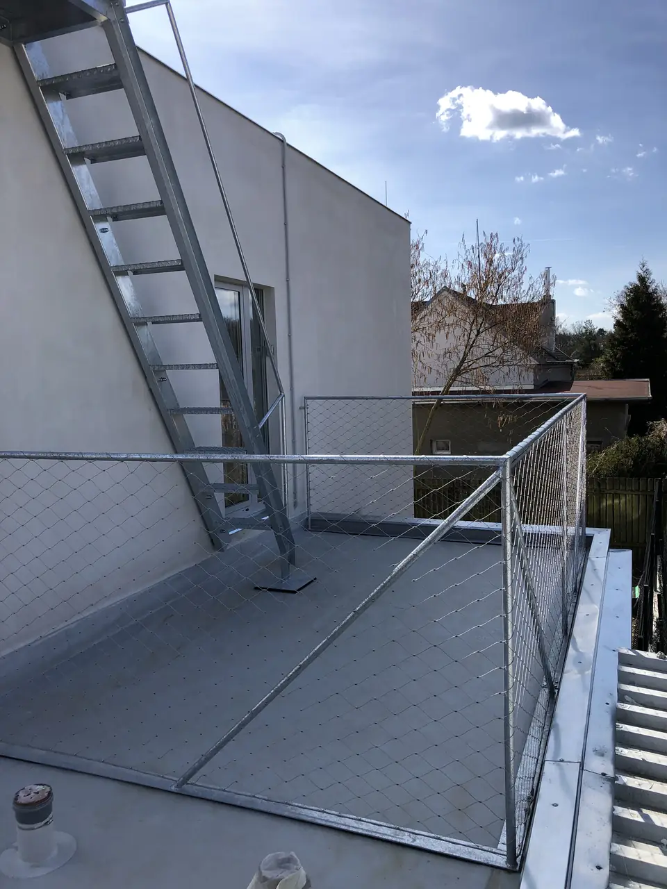 Ocelový výlez na střechu a zábradlí s lankovou výplní