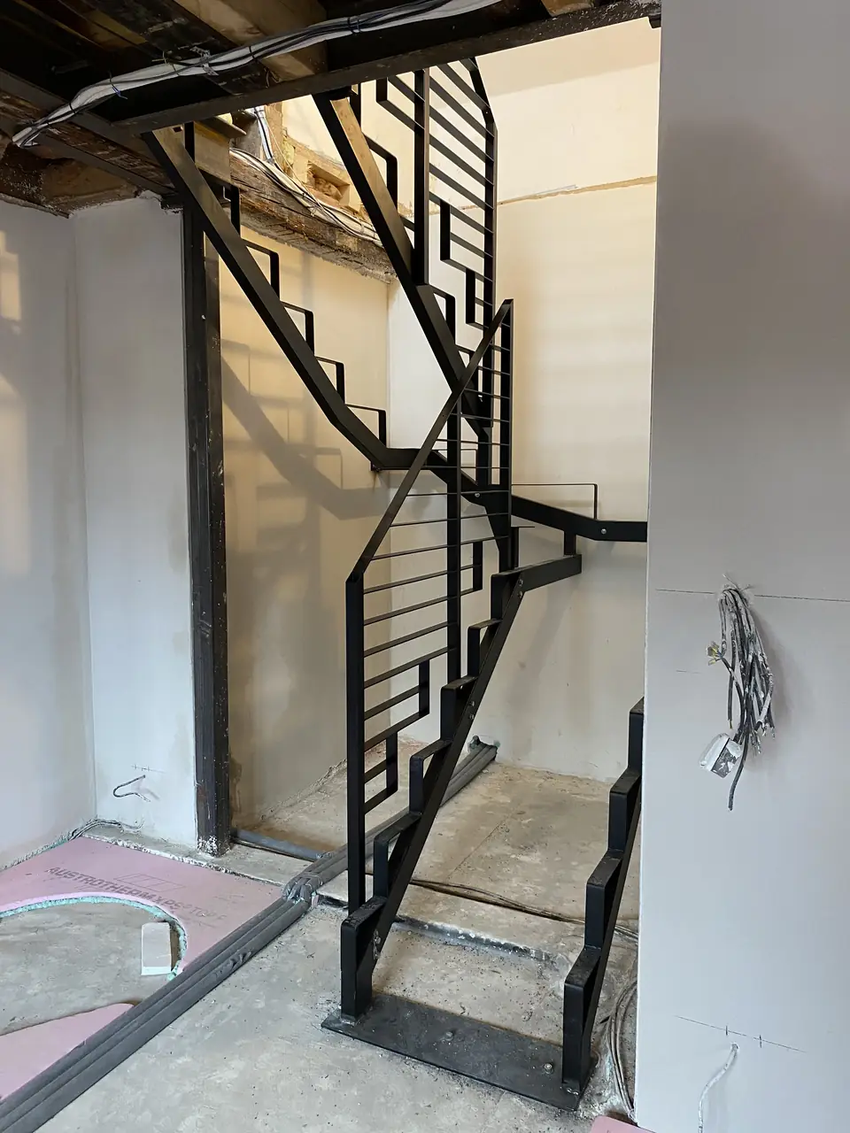 Ocelové schodiště s geometrickou výplní zábradlí