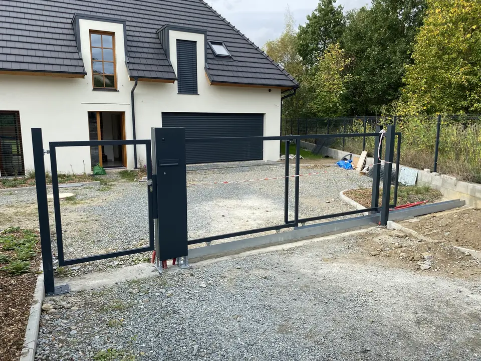 Posuvná brána při montáži u novostavby